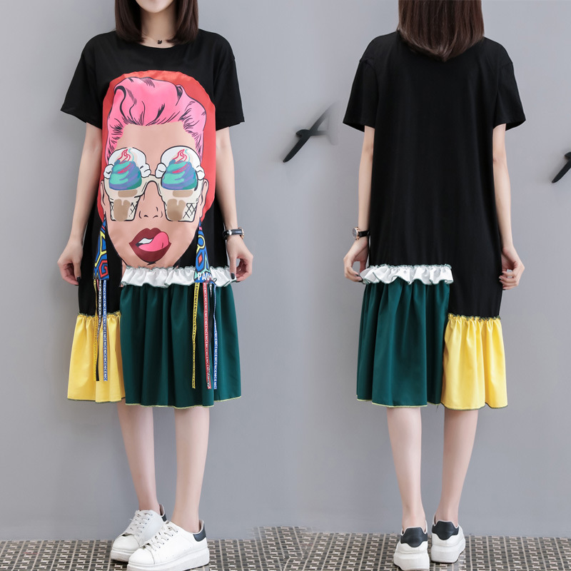 プリント柄のアシンメトリーで個性的なデザインのワンピース。 フリルギャザー切り替えにカラフルで可愛くておしゃれな1枚です。 ■カラー 【ブラック】 ■素材 綿、ポリエステル ■サイズ 【XL】【2XL
