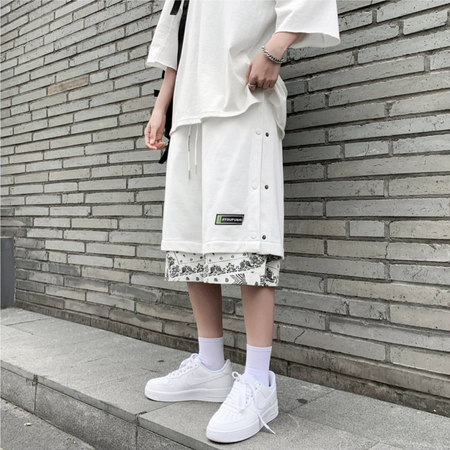 フェイクレイヤードデザインのゆったりリラクシーなハーフパンツ。 タウンユースからルームウェアまで着回しできるおしゃれな1枚です。 ■カラー 【ブラック】【ホワイト】 ■素材 ポリエステル、他 ■サイズ